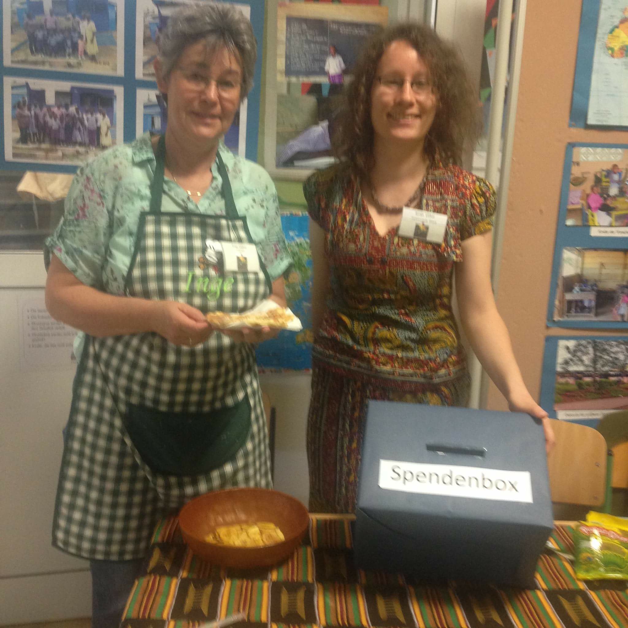 Ms. Sonja Völker, who managed the cooperation, and her mother who teaches in the GGS Kapellen-Hemmerden primary school.